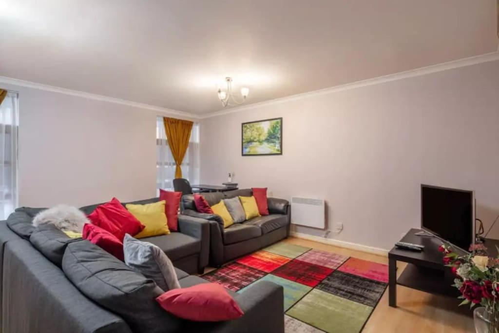 1 Bedroom Flat With Free Parking Лондон Экстерьер фото